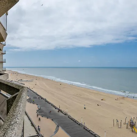 Daire Lecomte - Beachfront 215 Oostende