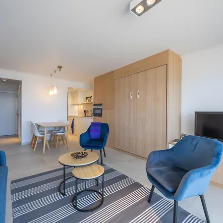 Daire Lecomte - Beachfront 215 Oostende