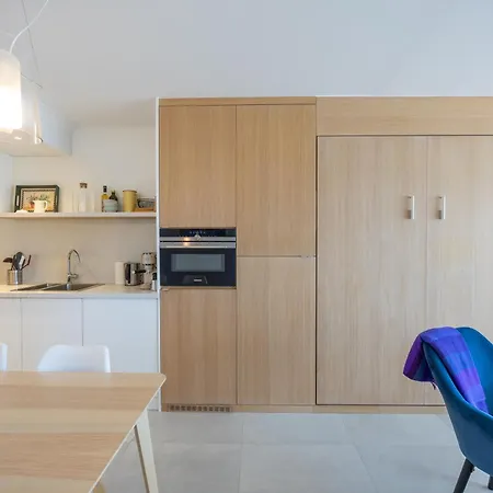 Lecomte - Beachfront 215 Daire