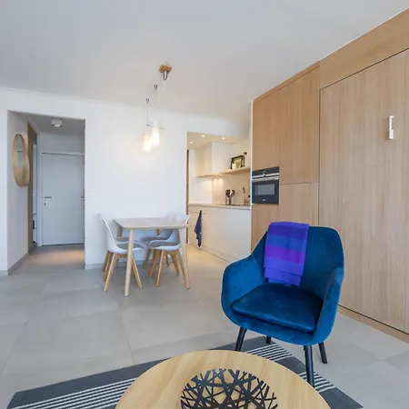 Daire Lecomte - Beachfront 215